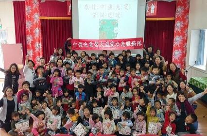 Coretronic 2018 "Exchange Love and Warm on X'mas"-Ukulele Show by "Wan Uku" Band from Miaoli County Nei-Wan Elementary School